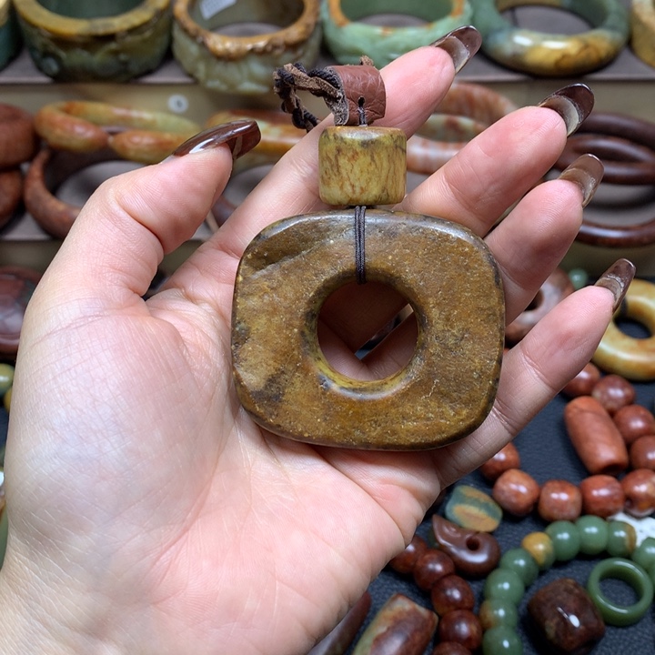 岫岩河磨玉（透闪石质玉）未镶嵌把件河磨玉方扣手把