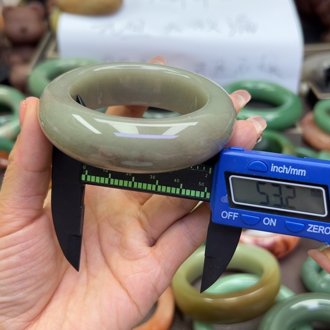 未镶嵌手镯石英岩玉