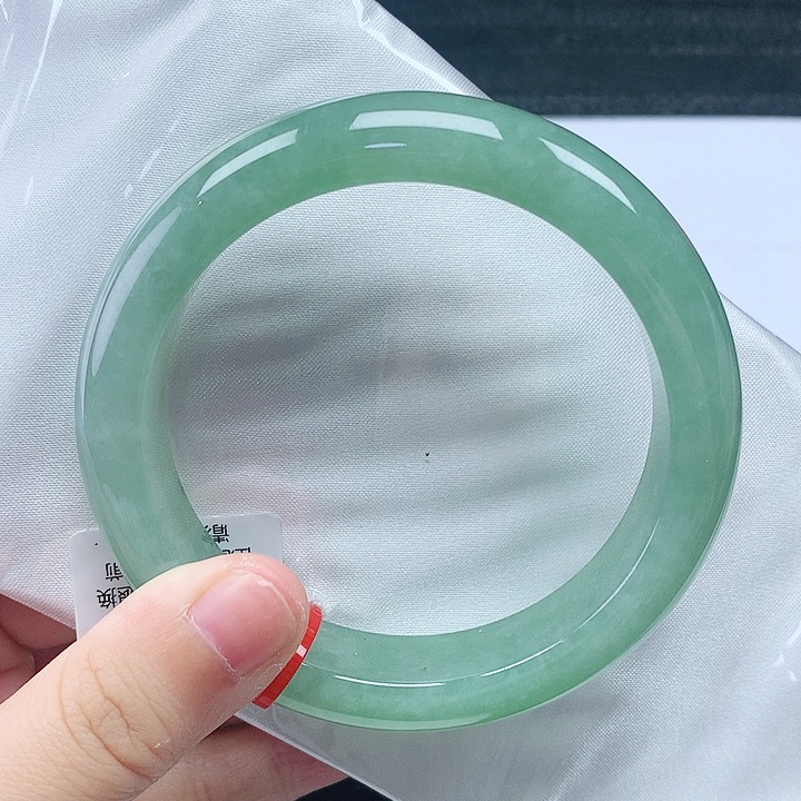 翡翠手镯未镶嵌56圈