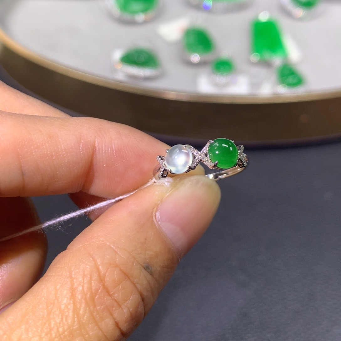 翡翠戒指18K金镶嵌翡翠