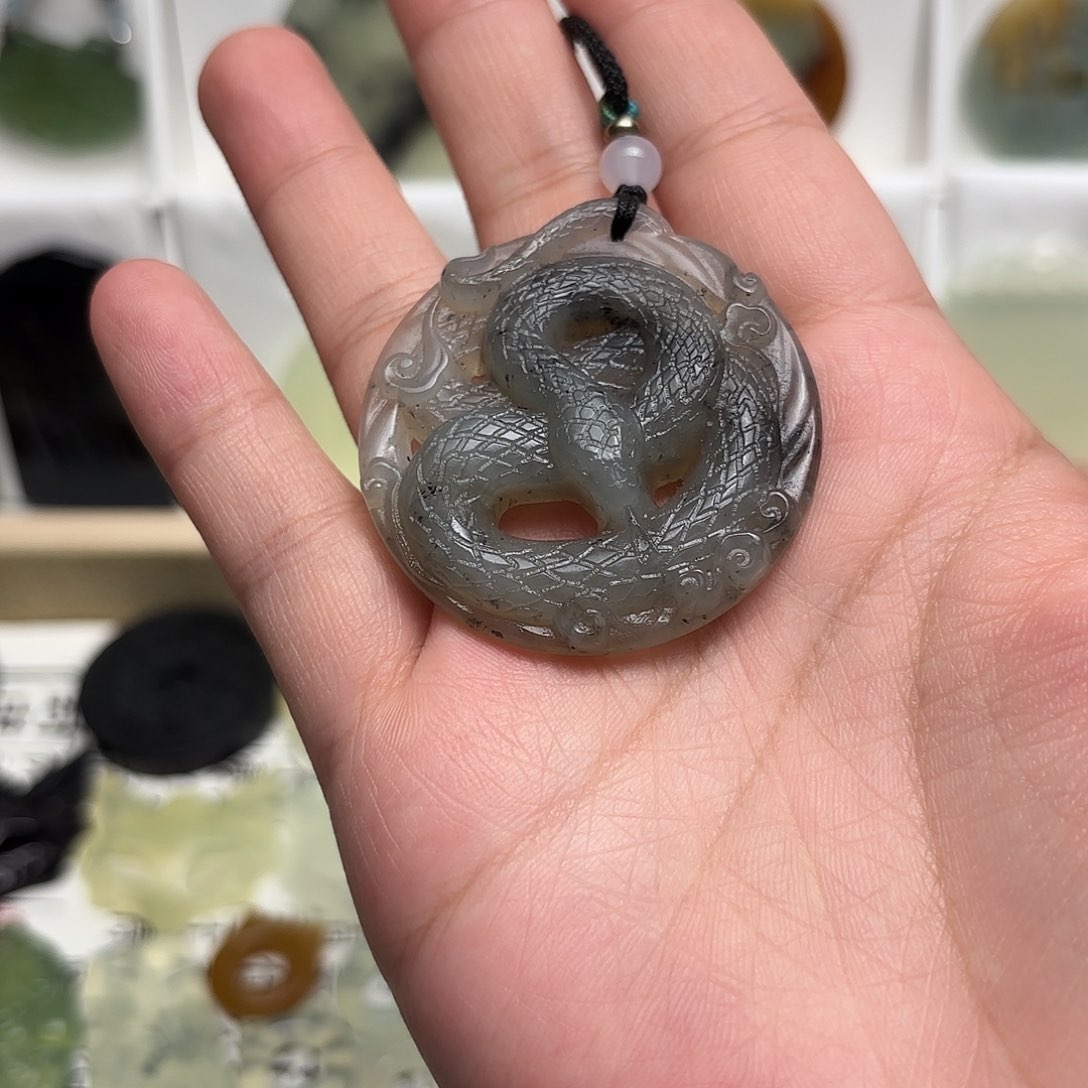 蛇纹石玉颈饰未镶嵌