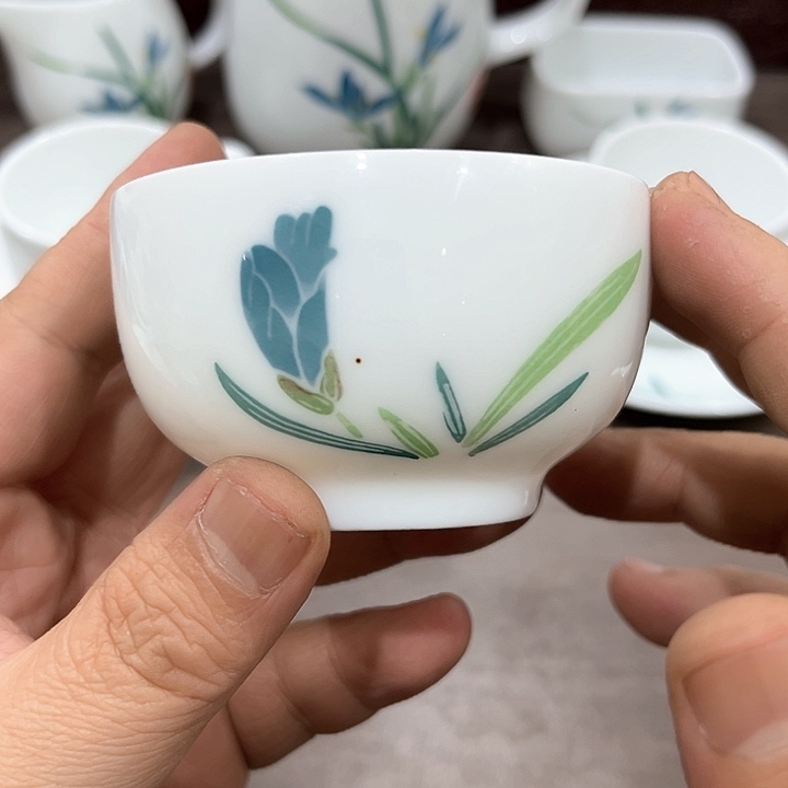 釉下五彩的瓷器在瓷器