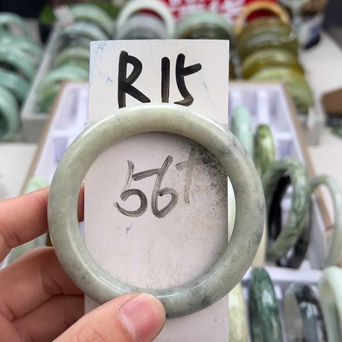 岫玉手镯未镶嵌天然岫玉微瑕，可以正常佩戴