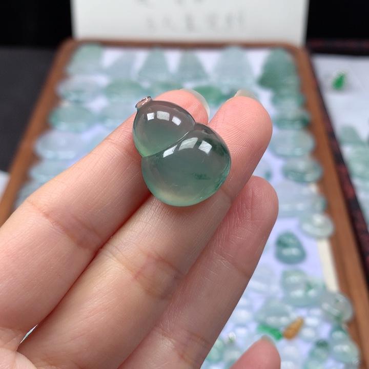 颈饰未镶嵌翡翠冰种晴底飘花大葫芦