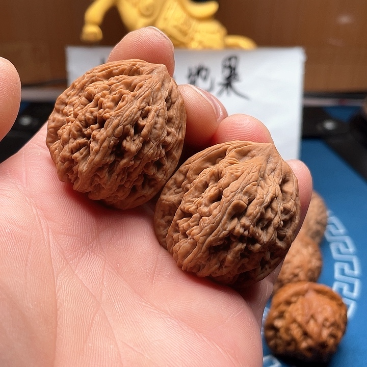 文玩核桃吊坠虎头