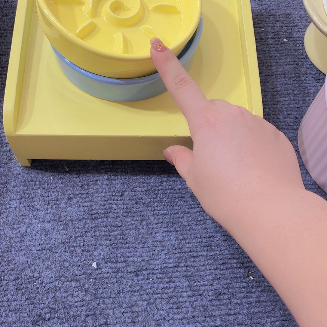 花****～陶瓷制品陶瓷产品A888两个碗一个木桌
