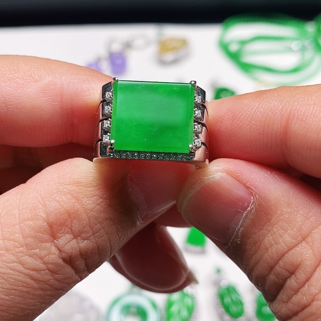 翡翠戒指18K金镶嵌天然缅甸翡翠A货