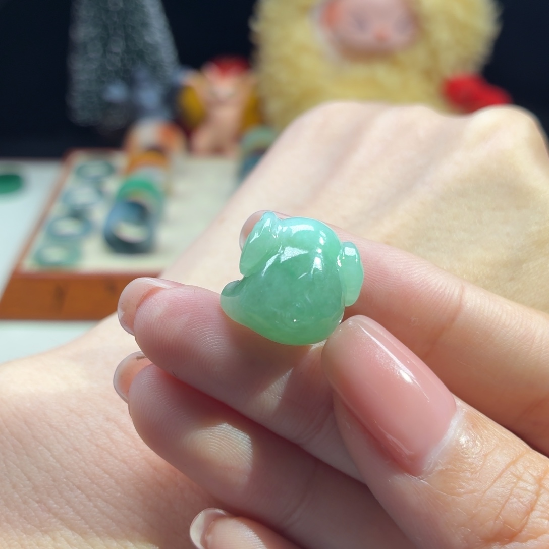 颈饰未镶嵌翡翠吉象 浅绿