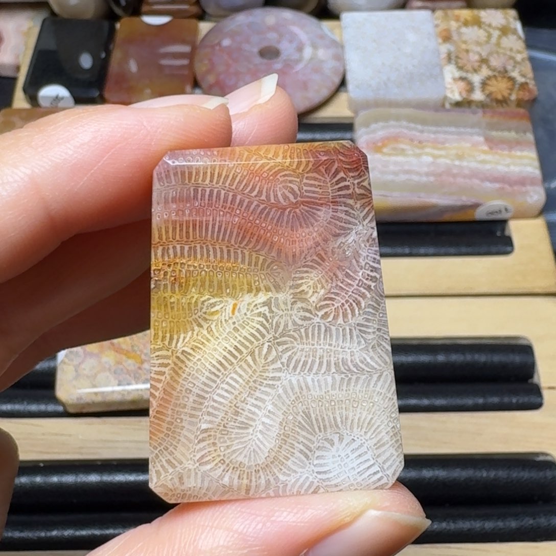 硅化玉冰透飘彩小龙骨纹未镶嵌
