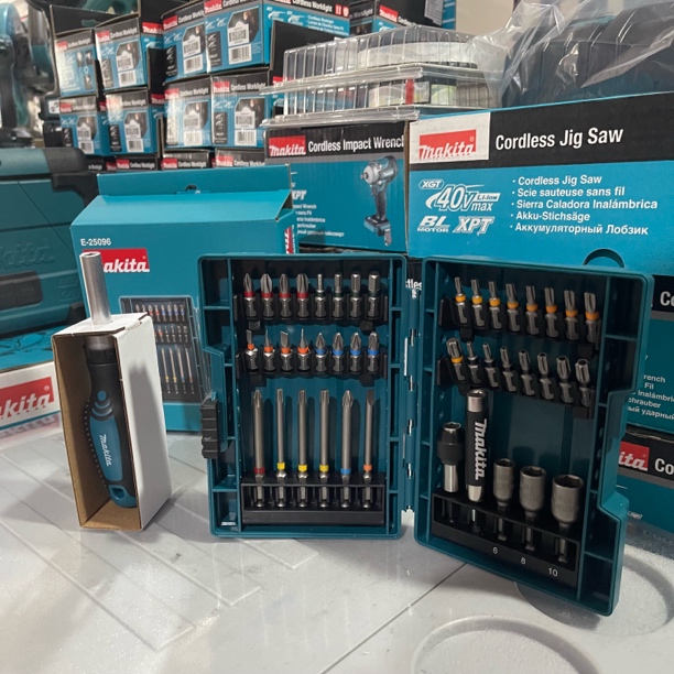 Makita/牧田牧田44件新款E-25096批头组合搭配棘轮螺丝刀彩虹盒