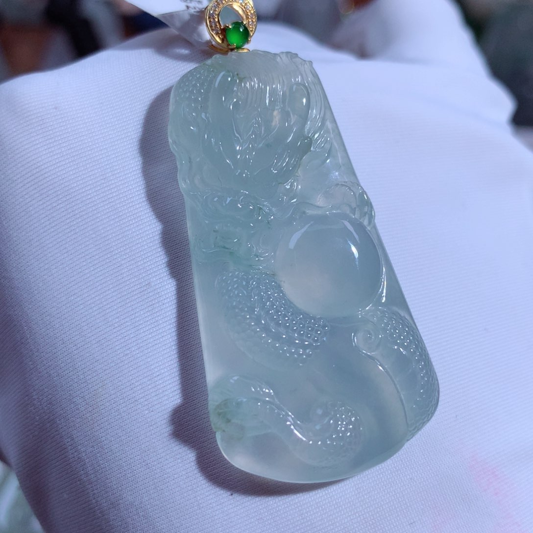 翡翠颈饰18K金镶嵌龙牌