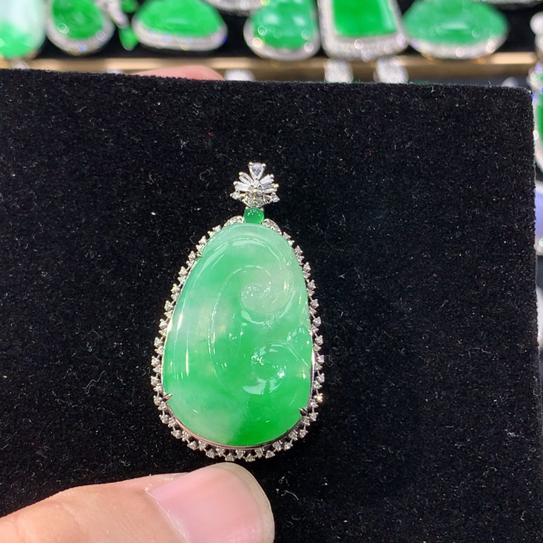 翡翠18K金镶嵌颈饰