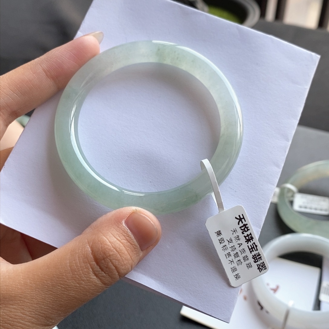 翡翠手镯未镶嵌翡翠