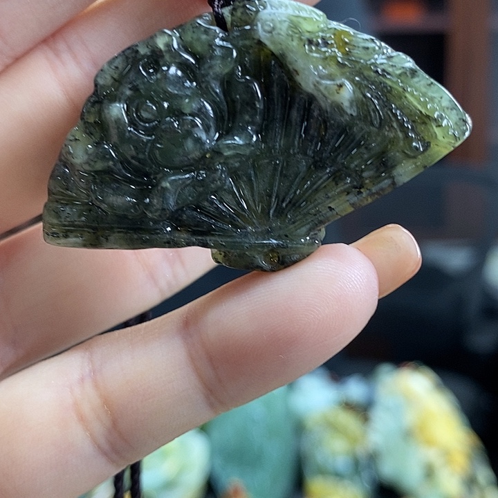 蛇纹石玉未镶嵌颈饰