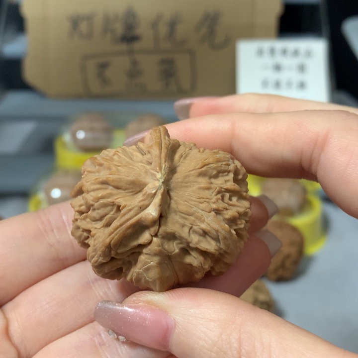 o***哥吊坠文玩核桃单只，有瑕疵