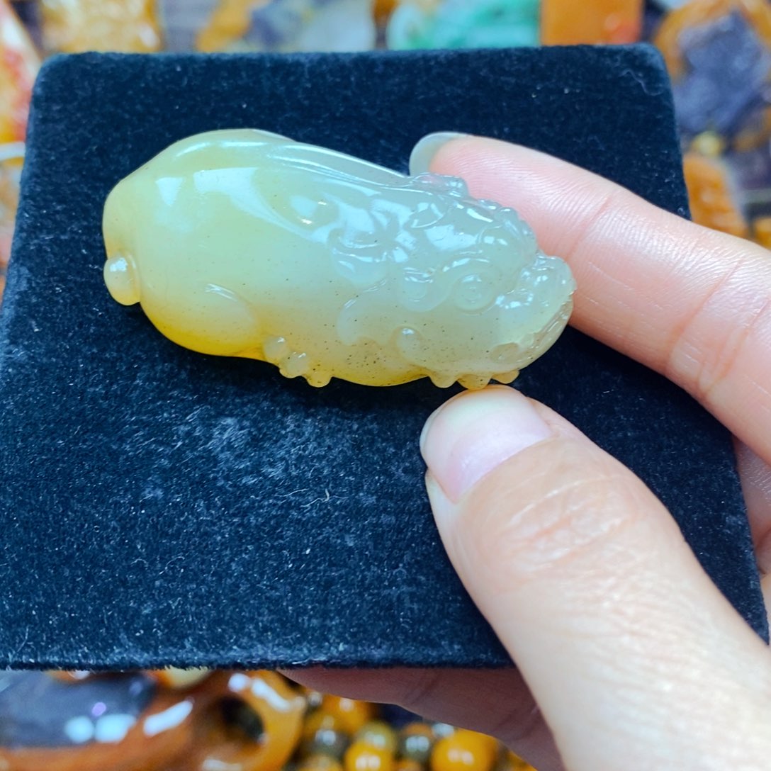 未镶嵌石英质玉（黄龙玉）颈饰