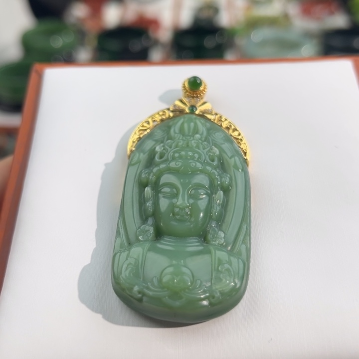 和田玉颈饰18K金镶嵌俄碧粉青观音