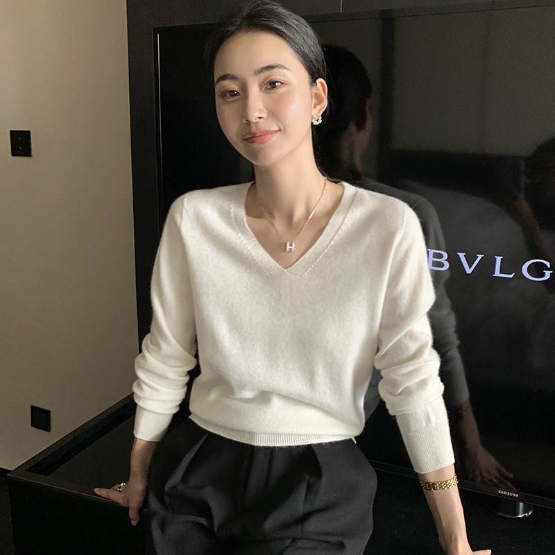 鄂尔多斯市无缝一体秋冬V领针织衫女宽松套头纯色毛衣内搭打底衫 