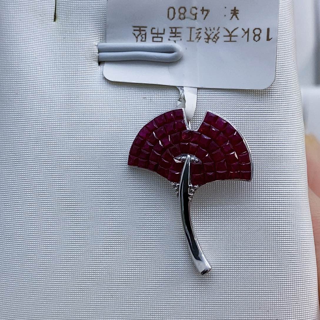 红宝石天然无烧鸽血红吊坠18K金镶嵌