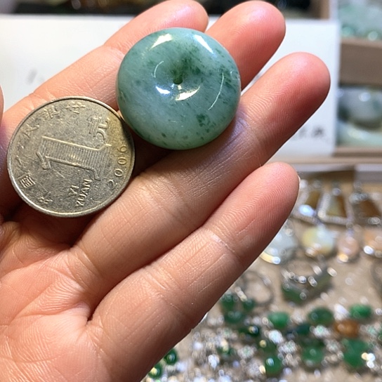 翡翠未镶嵌颈饰肥扣。有避雕