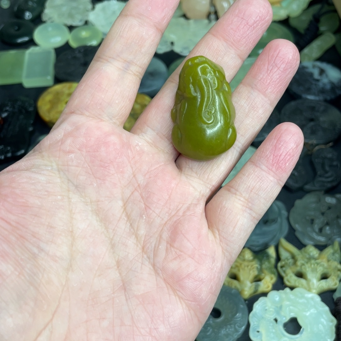 王***权岫玉未镶嵌颈饰貔貅