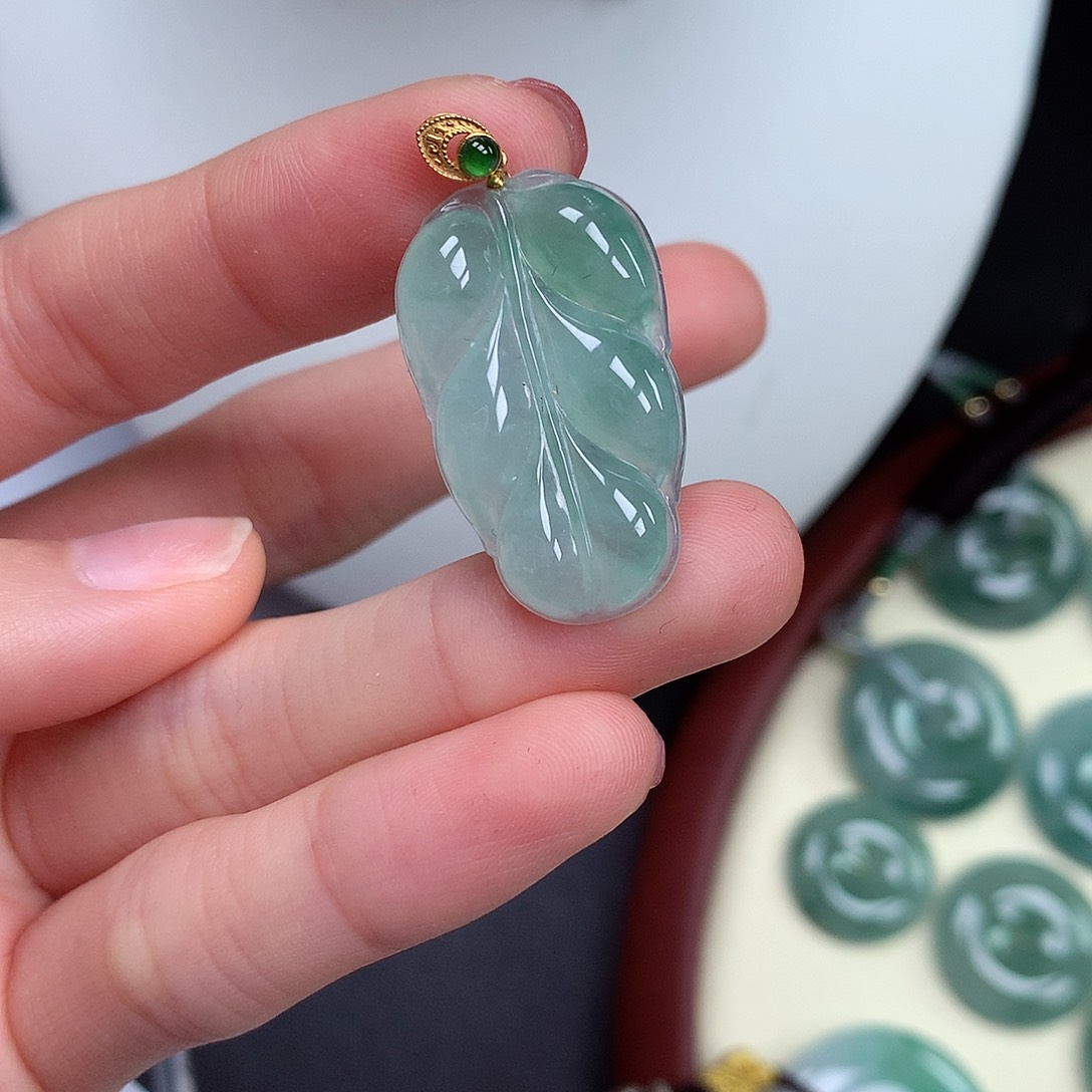 翡翠颈饰18K金镶嵌叶子