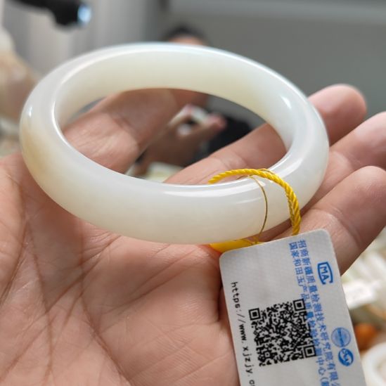 h***i和田玉未镶嵌手镯