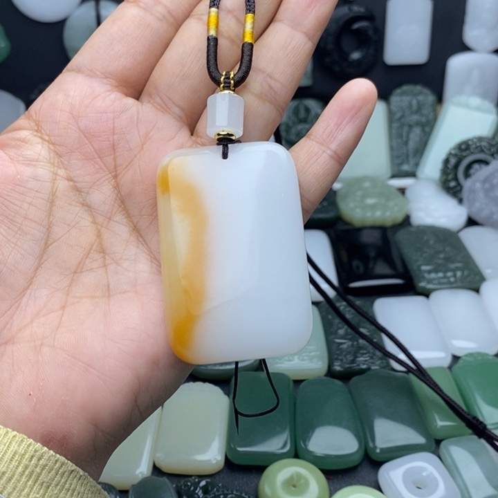 坚***利石英质玉（金丝玉）未镶嵌颈饰