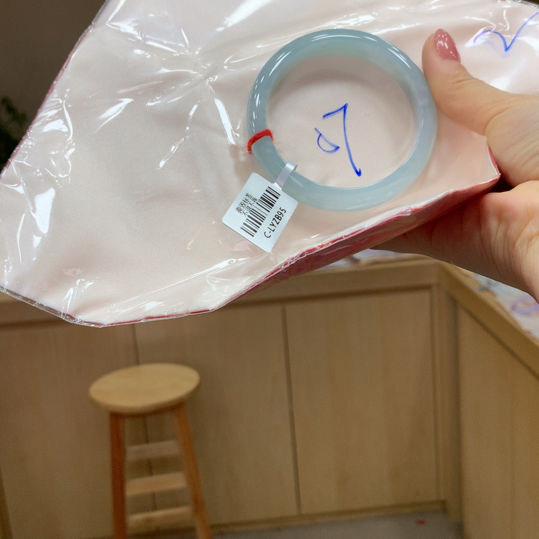 翡翠手镯未镶嵌不退不换