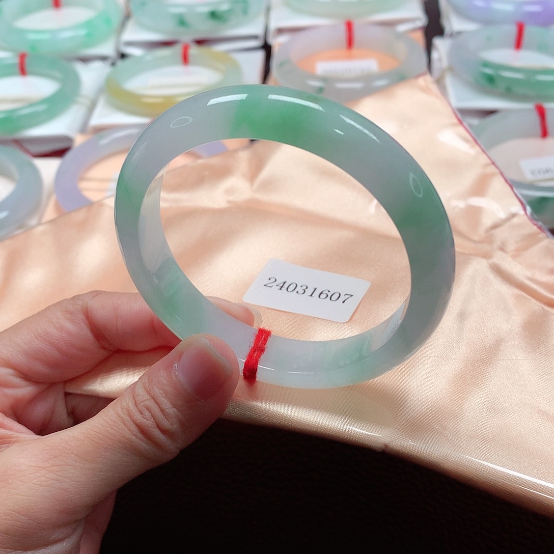 翡翠手镯未镶嵌天然A货翡翠手镯  