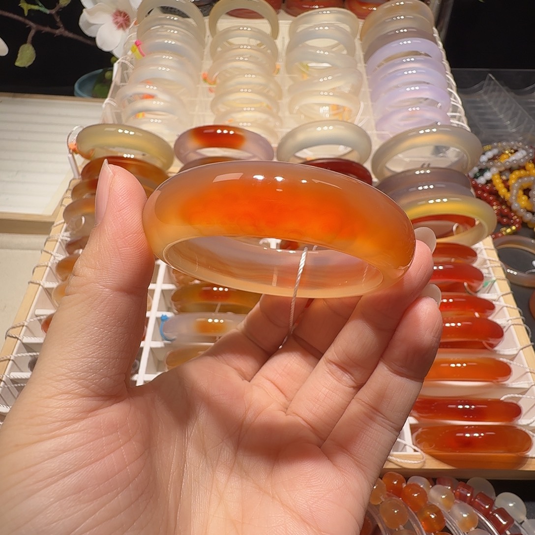 昕***怡玛瑙/玉髓未镶嵌手镯