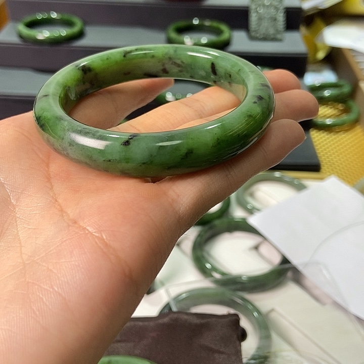子***菱和田玉（碧玉）未镶嵌手镯