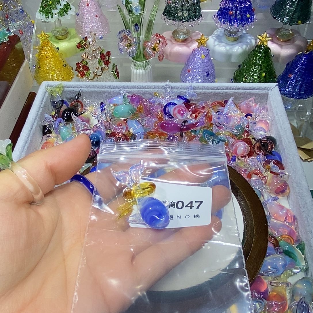 郑***宁颈饰玻璃47闪电鲸鱼