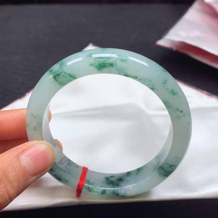 翡翠手镯未镶嵌55圈
