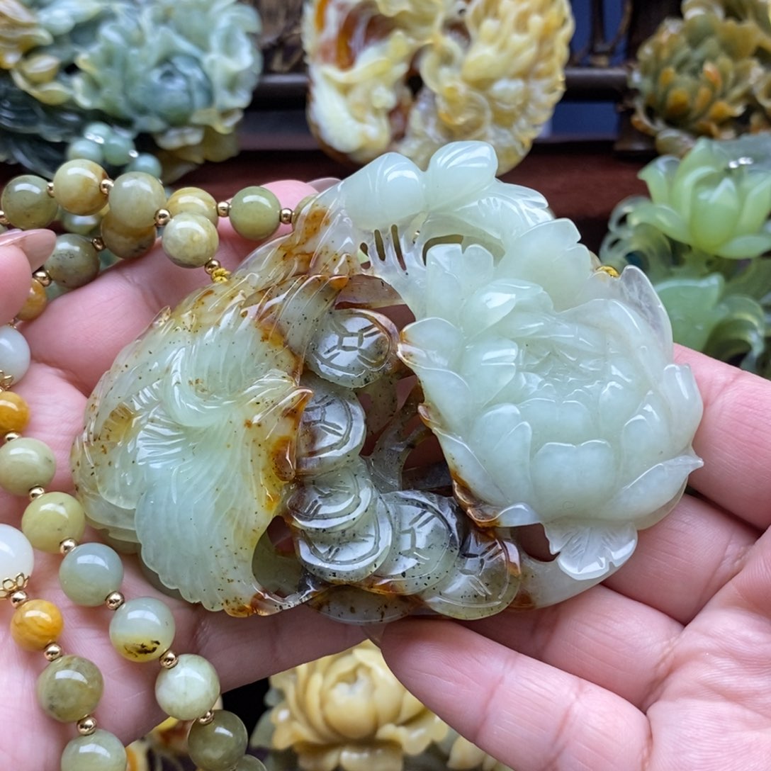 蛇纹石玉颈饰未镶嵌凤凰牡丹