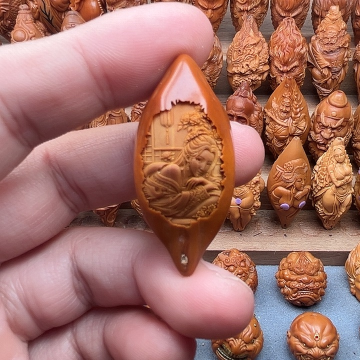 橄榄核吊坠20美女