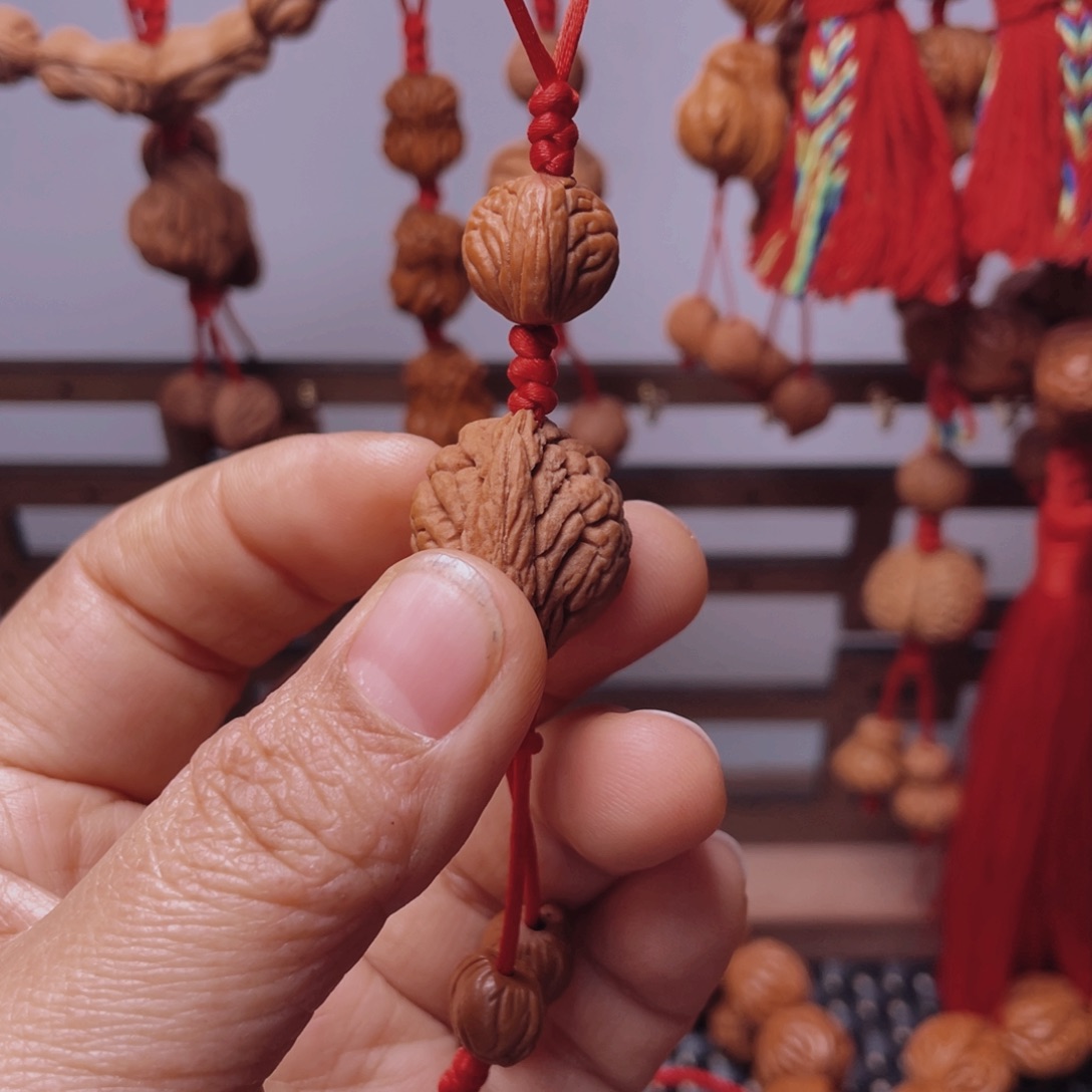 木质类龙纹桃枭挂件