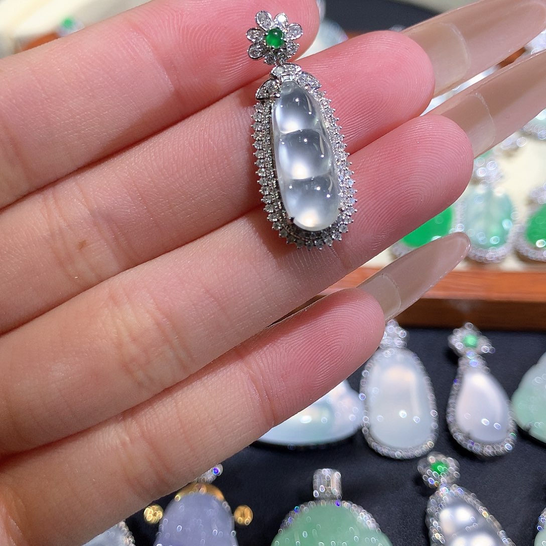 翡翠18K金镶嵌颈饰玻璃刚豆