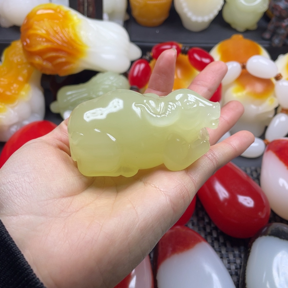 玉石雕刻把件  牛牛