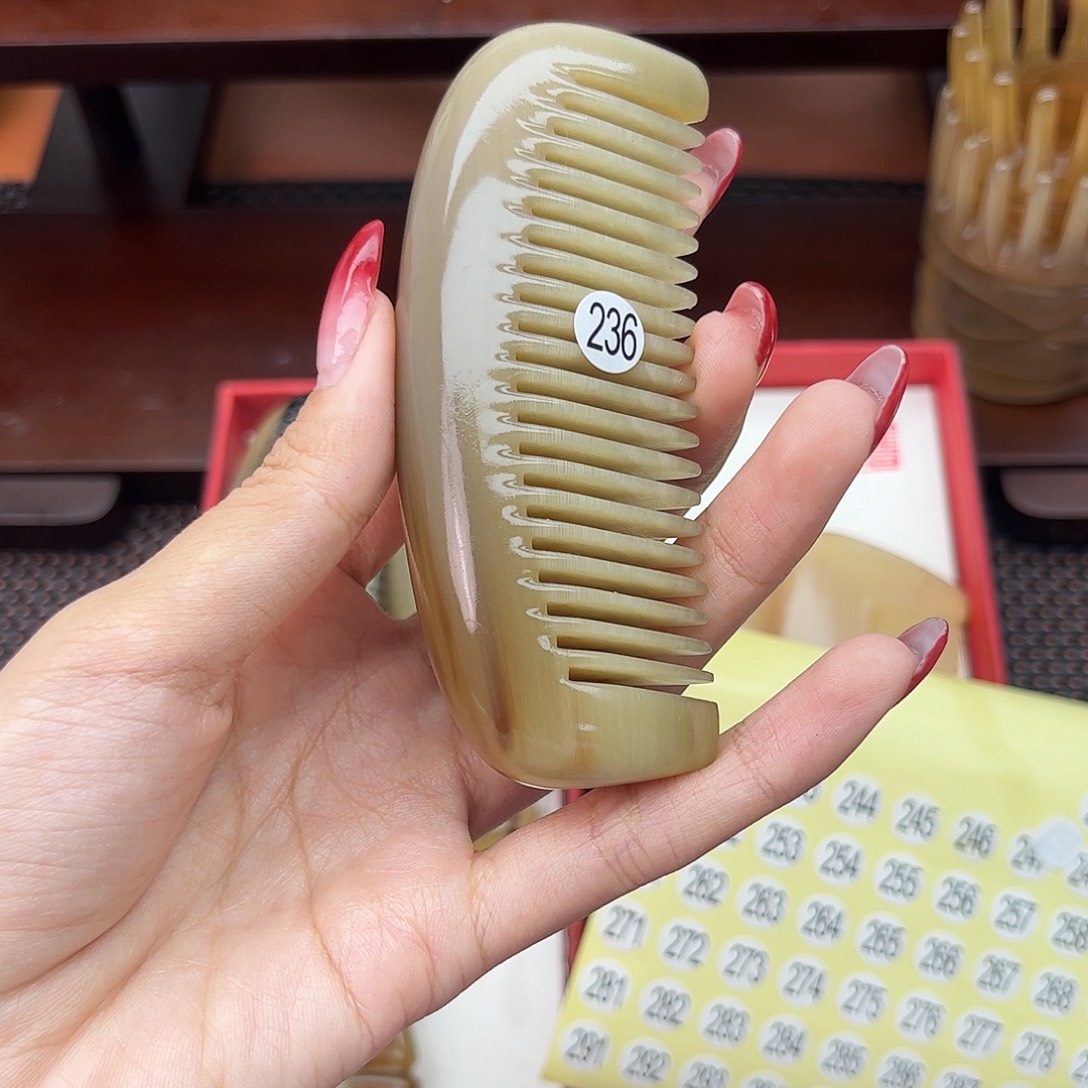 用***2手工制作纯牛角梳子