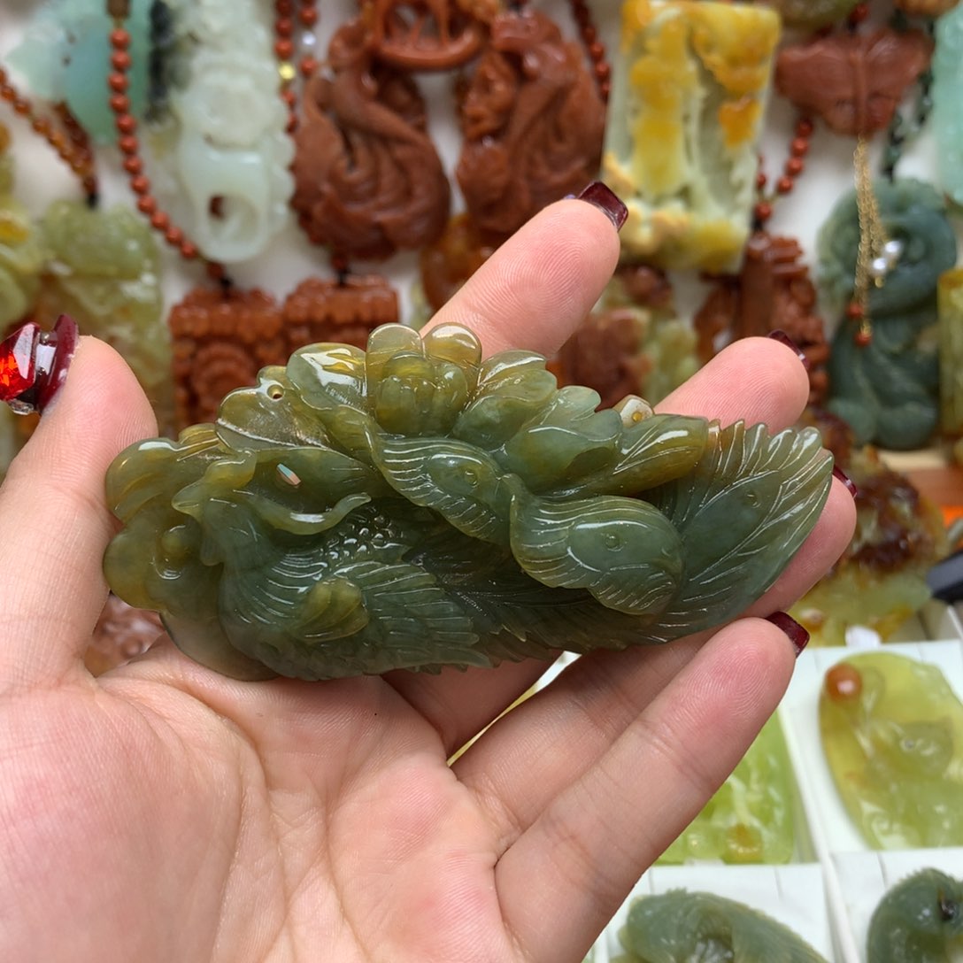 蛇纹石玉颈饰未镶嵌