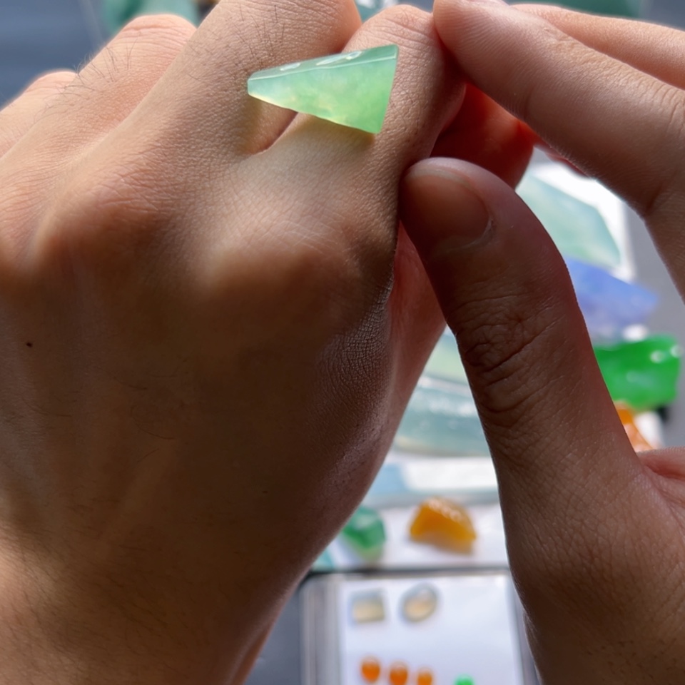 【闪购商品】定制翡翠未镶嵌冰甜绿色胶块吊坠