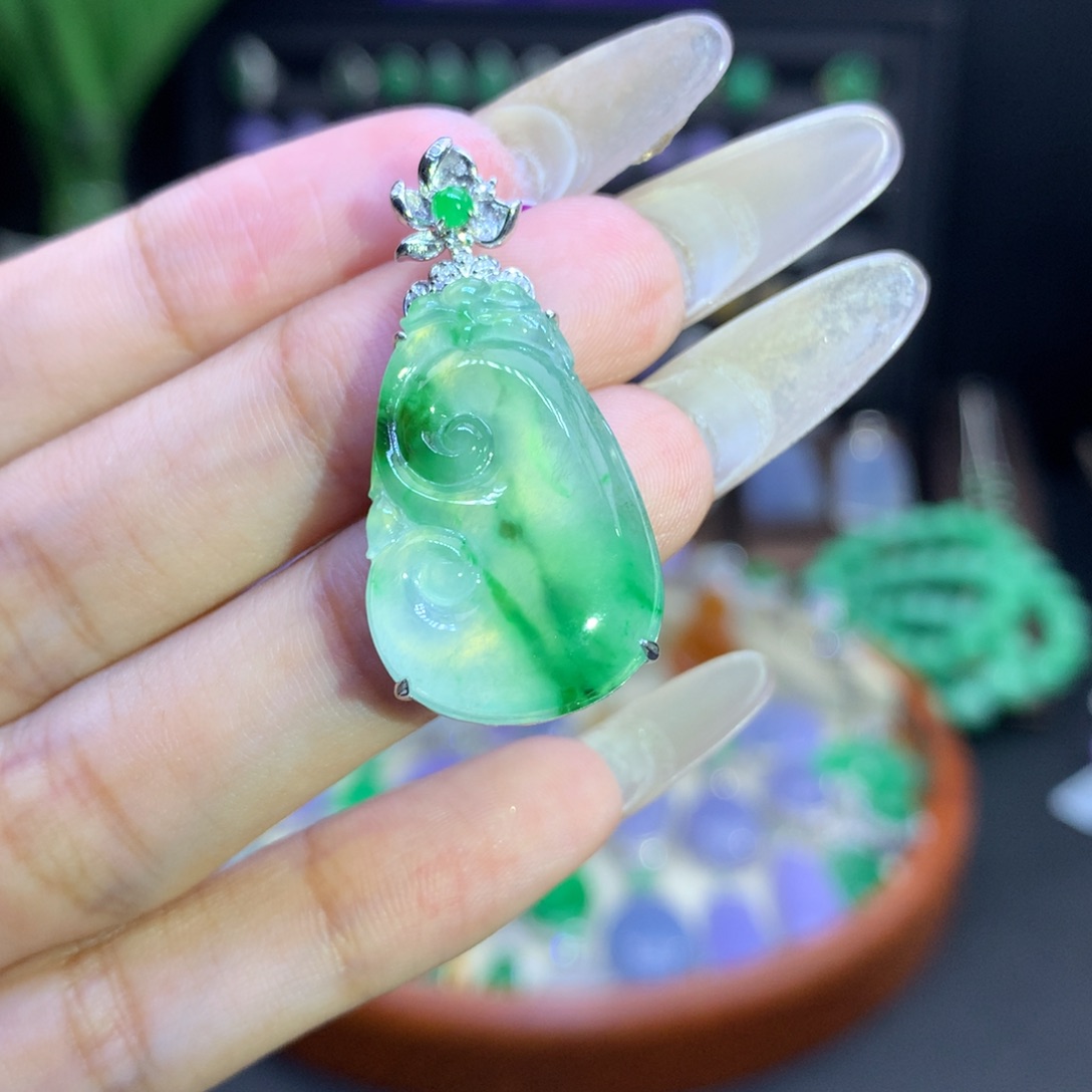 翡翠18K金镶嵌颈饰