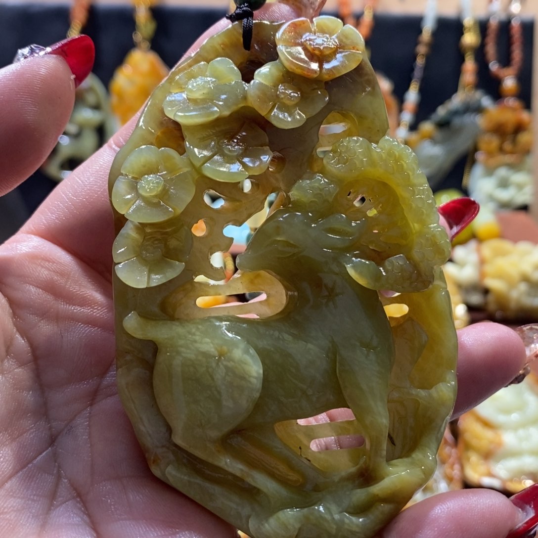 蛇纹石玉颈饰未镶嵌