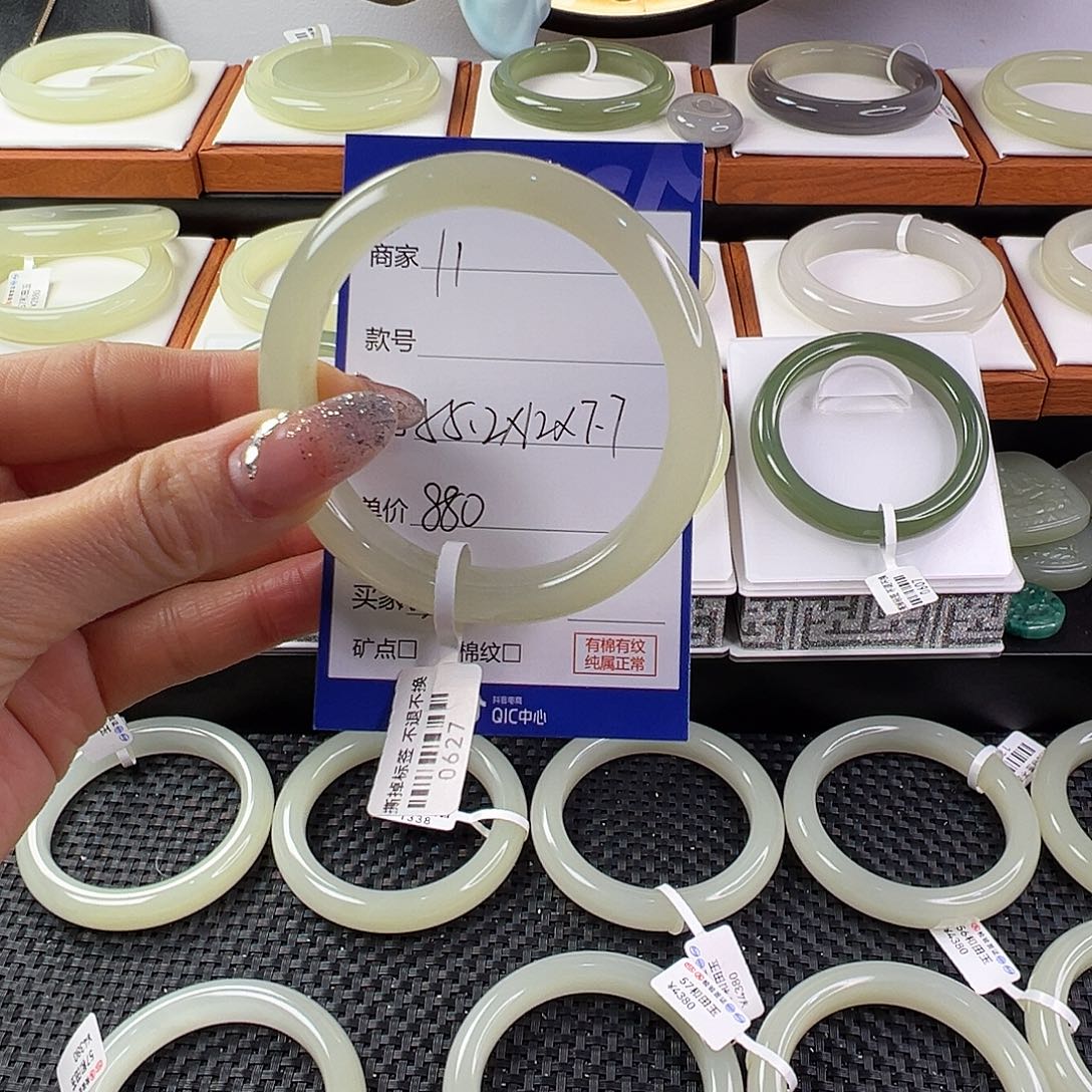 和田玉手镯未镶嵌?*糖