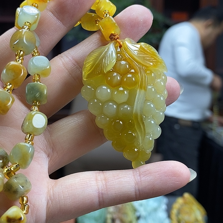 蛇纹石玉未镶嵌颈饰