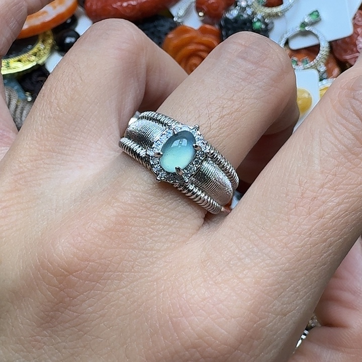 钮***吒翡翠未镶嵌颈饰翡翠