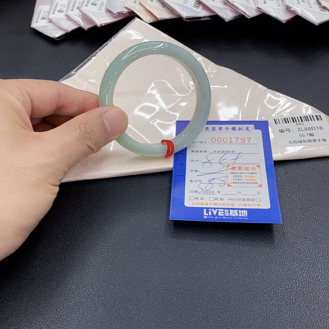 翡翠手镯未镶嵌翡翠手镯