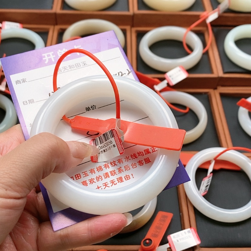 【闪购商品】未镶嵌手镯和田玉L****涵