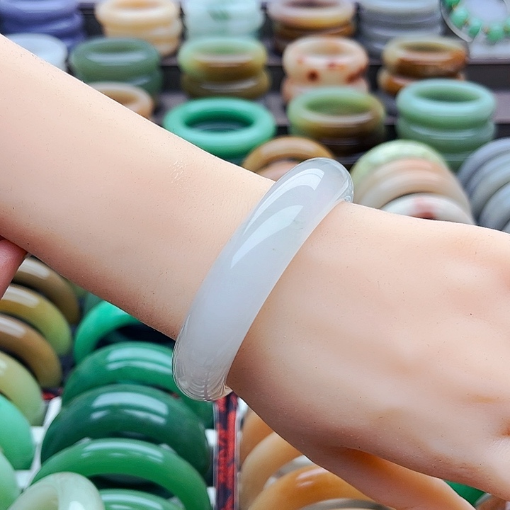 未镶嵌手镯（圆镯）石英质玉